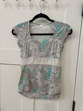 Women’s lululemon Scoop Neck Cap Sleeve Top in Gray, White, & Teal